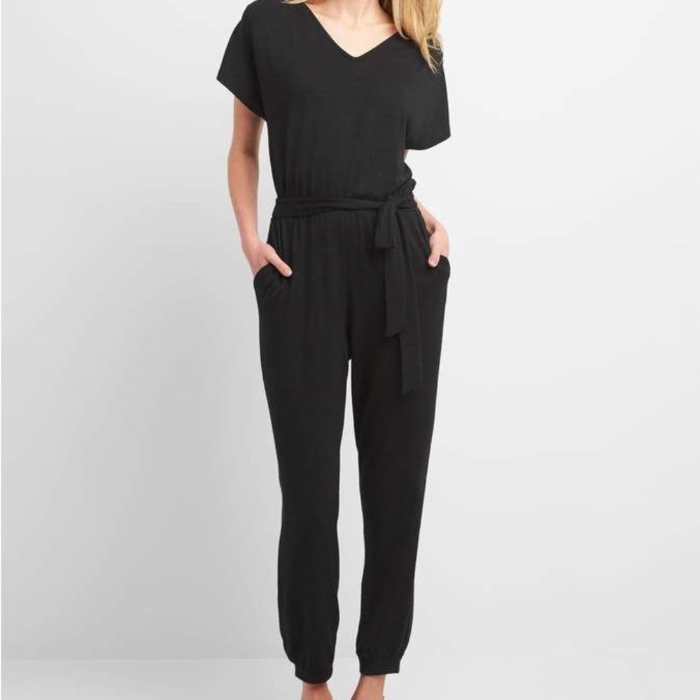 GAP capped sleeve v-neck jogger jumpsuit in black. NWOT.